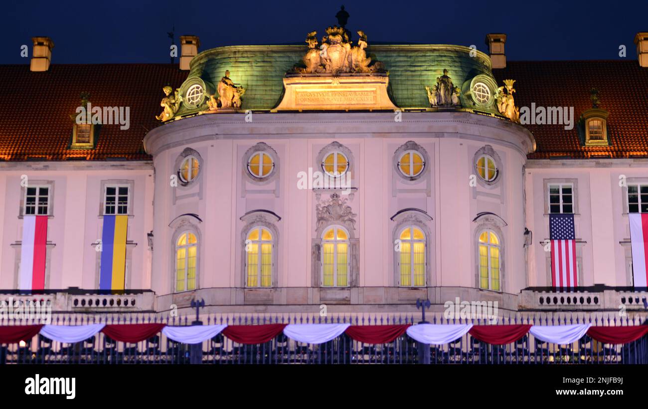 Warschau, Polen. 21. Februar 2023 Zeremonielle Kulisse während der Rede von Präsident Joe Biden in den Gärten des königlichen Schlosses Warschau. Stockfoto