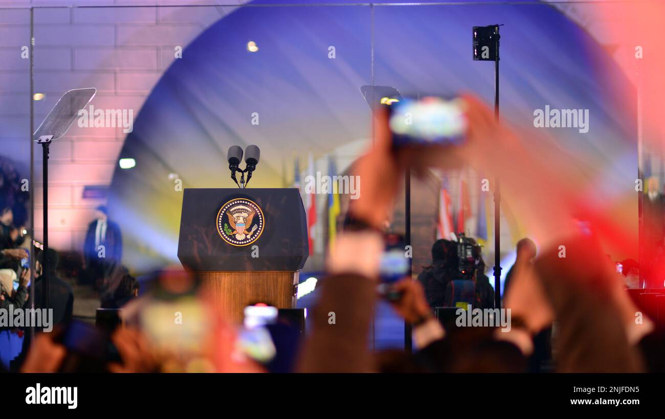 Warschau, Polen. 21. Februar 2023 Rostrum für US-Präsident Joe Biden in den königlichen Schlossgärten von Warschau. Die Rede zum Jahrestag des Russen Stockfoto