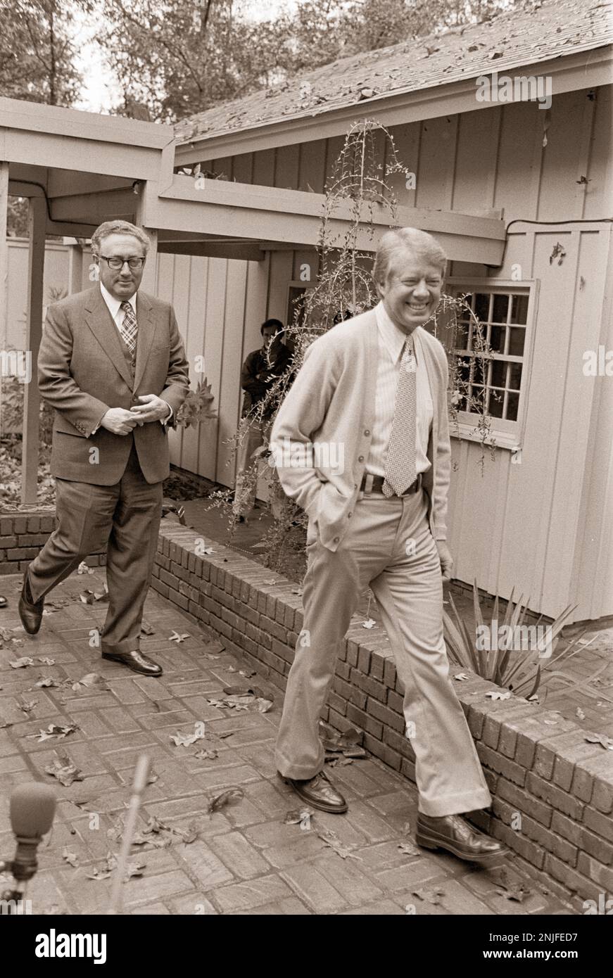 Der designierte Präsident Jimmy Carter und der designierte Vizepräsident Walter Mondale waren Gastgeber des US-Außenministers Henry Kissinger in Carters Haus in Plains, Georgia, für ein außenpolitisches Briefing. Stockfoto