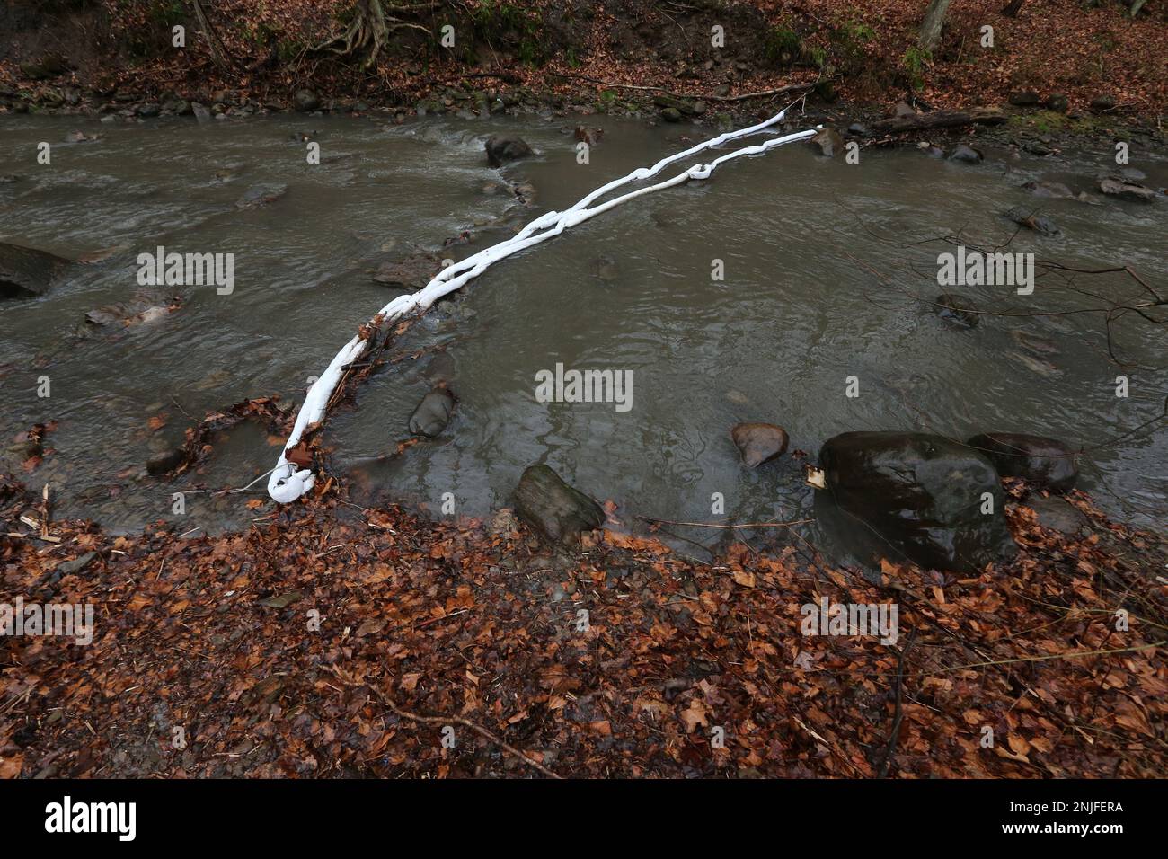 Ost-Palästina, Vereinigte Staaten. 22. Februar 2023. Am Mittwoch, den 22. Februar 2023, vor dem Dorf Ost-Palästina, Ohio, befindet sich eine chemische Wasserbarriere im Leslie Run Creek. Am 3. Februar entgleiste im Dorf ein Norfolk-Süd-Zug, der gefährliche Chemikalien verschüttete. Foto: Aaron Josefczyk/UPI Credit: UPI/Alamy Live News Stockfoto