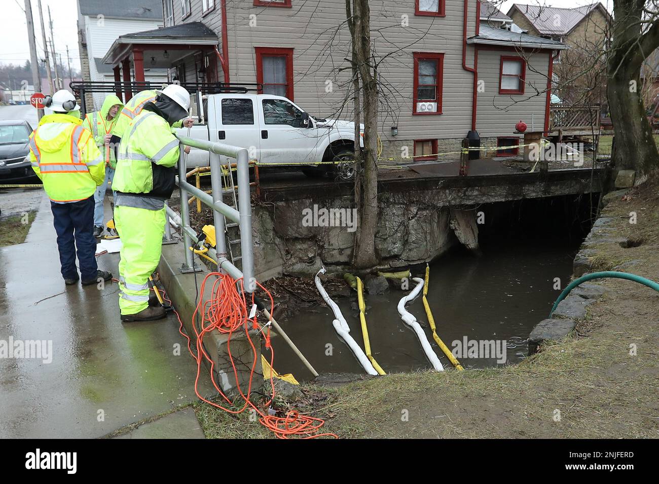 Ost-Palästina, Vereinigte Staaten. 22. Februar 2023. Am Mittwoch, den 22. Februar 2023, überwachen Crews das Bachwasser im Dorf Ost-Palästina, Ohio. Am 3. Februar entgleiste im Dorf ein Norfolk-Süd-Zug, der gefährliche Chemikalien verschüttete. Foto: Aaron Josefczyk/UPI Credit: UPI/Alamy Live News Stockfoto