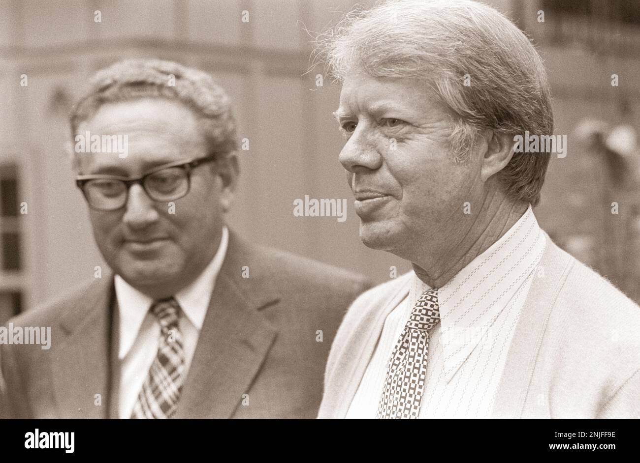 Der designierte Präsident Jimmy Carter und der designierte Vizepräsident Walter Mondale waren Gastgeber des US-Außenministers Henry Kissinger in Carters Haus in Plains, Georgia, für ein außenpolitisches Briefing. Stockfoto