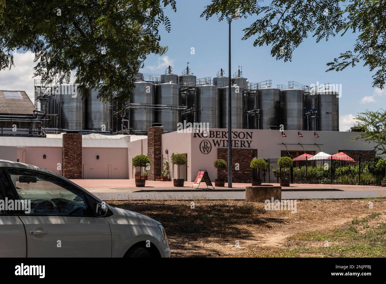 Robertson, Westkap, Südafrika. 2023. Außenansicht der Robertson Winery ein Touristenauto, das in der Nähe des Verkaufsgebäudes und des Edelstahls geparkt ist Stockfoto Robertson, Westkap, Südafrika. 2023. Außenansicht der Robertson Winery ein Touristenauto, das in der Nähe des Verkaufsgebäudes und des Edelstahls geparkt ist Stockfoto