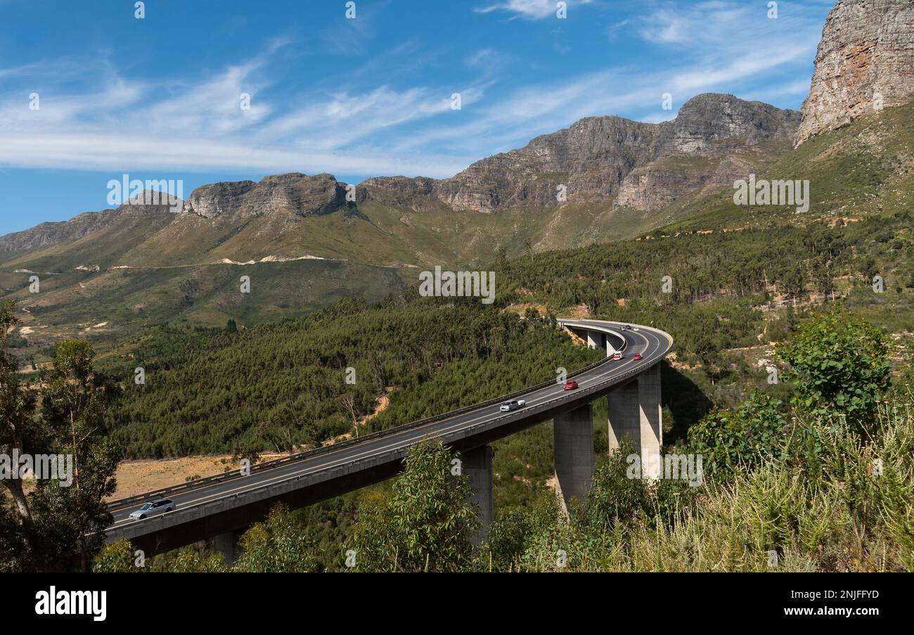 Paarl, Westkap, Südafrika. 2023. Hugos River Viadukt auf der N1 Highway Huguenot Plaza Mautstraße Stockfoto