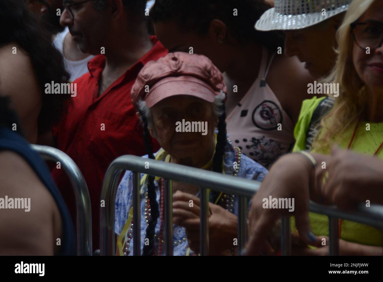 Rio de Janeiro, Rio de Janeiro, Brasilien. 22. Februar 2023. (INT) Straßenkarneval am Aschermittwoch in Rio de Janeiro. 22. Februar 2023, Rio de Janeiro, Brasilien: Die Batuque-Gruppe von Mädchen lebt Asche Mittwoch im Largo do Machado im Süden von Rio de Janeiro, am Mittwoch (22) (Kreditbild: © Fausto Maia/TheNEWS2 via ZUMA Press Wire) NUR REDAKTIONELLE VERWENDUNG! Nicht für den kommerziellen GEBRAUCH! Stockfoto