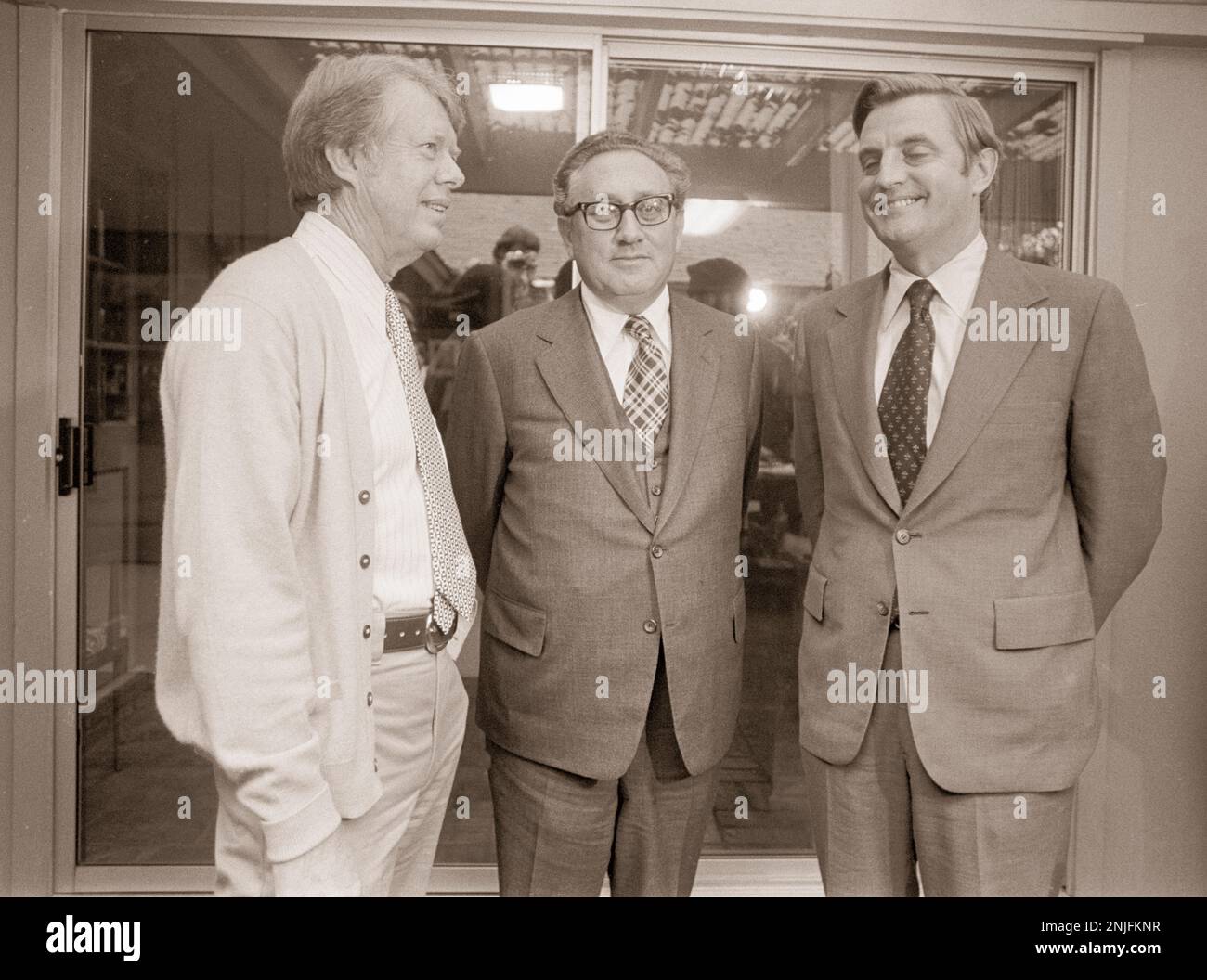 Der designierte Präsident Jimmy Carter und der designierte Vizepräsident Walter Mondale waren Gastgeber des US-Außenministers Henry Kissinger in Carters Haus in Plains, Georgia, für ein außenpolitisches Briefing. Stockfoto