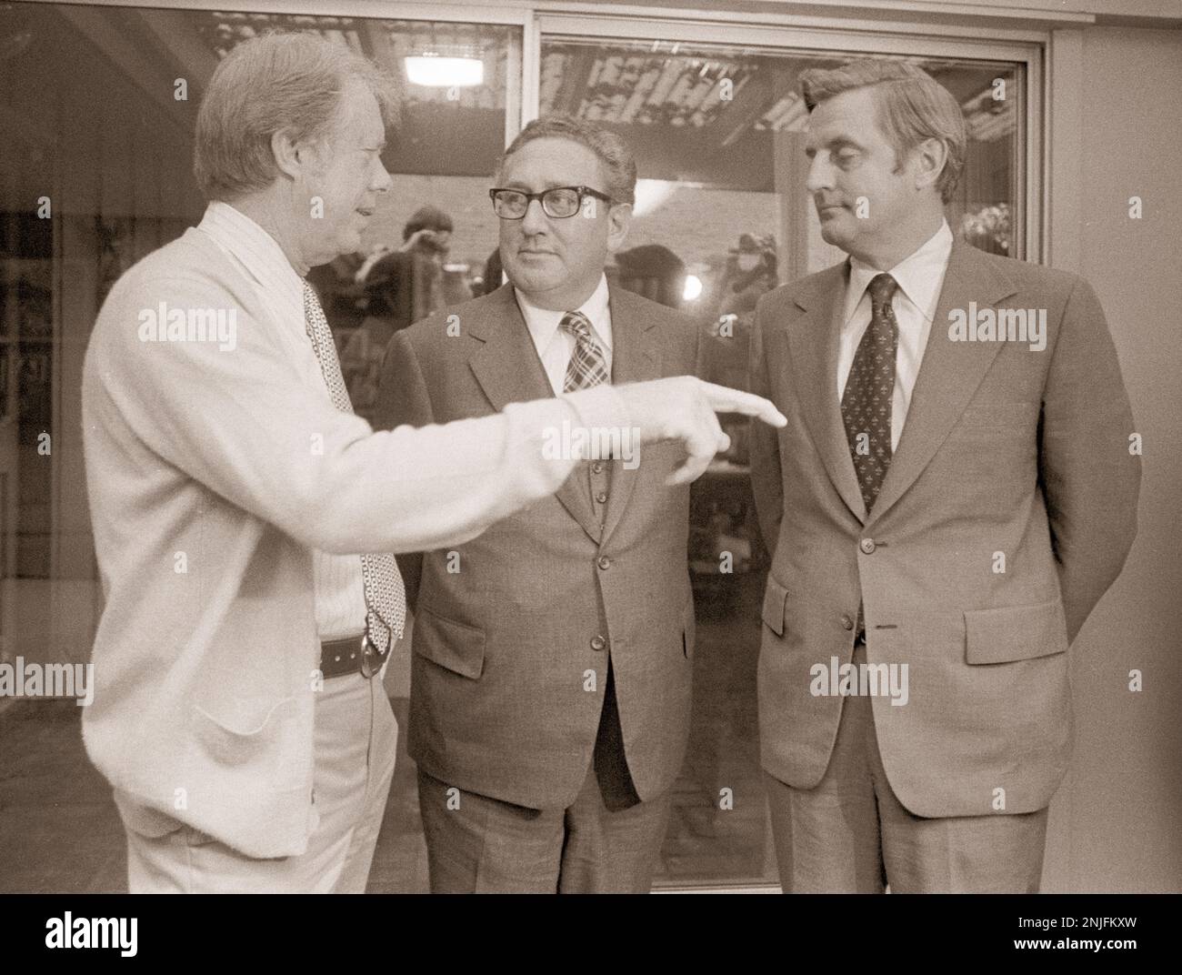 Der designierte Präsident Jimmy Carter und der designierte Vizepräsident Walter Mondale waren Gastgeber des US-Außenministers Henry Kissinger in Carters Haus in Plains, Georgia, für ein außenpolitisches Briefing. Stockfoto