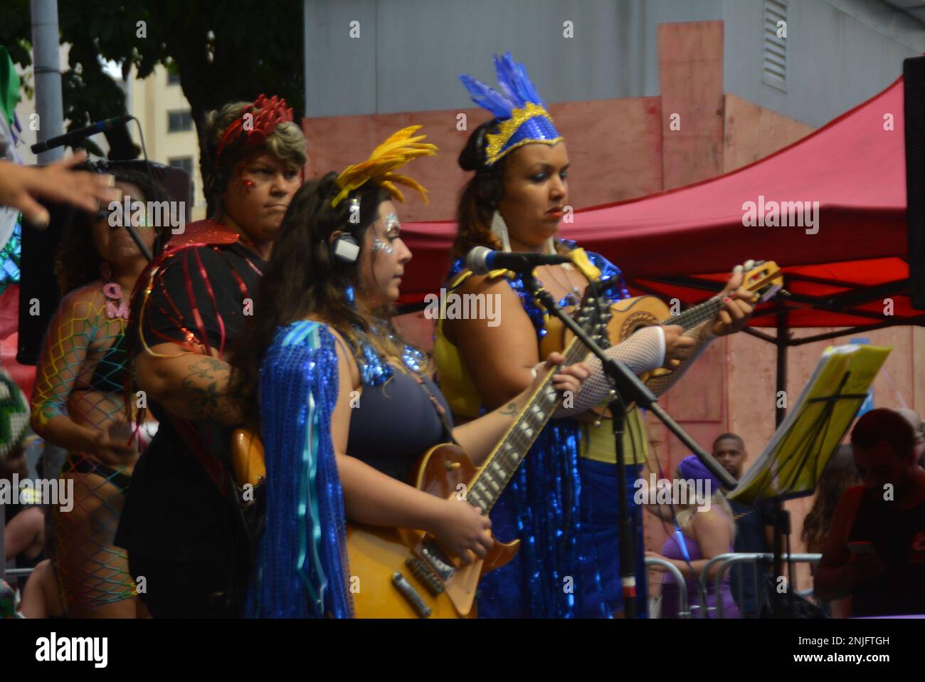 Rio de Janeiro, Rio de Janeiro, Brasilien. 22. Februar 2023. (INT) Straßenkarneval am Aschermittwoch in Rio de Janeiro. 22. Februar 2023, Rio de Janeiro, Brasilien: Die Batuque-Gruppe von Mädchen lebt Asche Mittwoch im Largo do Machado im Süden von Rio de Janeiro, am Mittwoch (22) (Kreditbild: © Fausto Maia/TheNEWS2 via ZUMA Press Wire) NUR REDAKTIONELLE VERWENDUNG! Nicht für den kommerziellen GEBRAUCH! Stockfoto