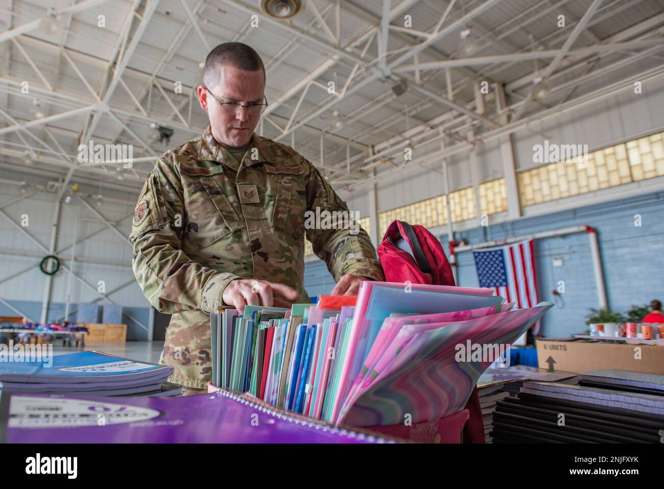 Tech. Sgt. Matthew Brooks, Detachment 1, 201. Rapid Engineer Deployable Heavy Operational Repair Squadron Engineer, wählt Ordner für seine Kinder während der Back to School Backpack Brigade Veranstaltung am Sonntag, den 7. August 2022 auf der Biddle Air National Guard Base aus. Die Vorräte wurden von lokalen Unternehmen gespendet, um die 111. Mitglieder des Angriffsflügels zu unterstützen. Die Veranstaltung wurde von der Friends of the Family Readiness Group und der Operation Homefront organisiert und ist eine Veranstaltung zur Verteilung von Schulgeld für Kinder von Mitgliedern des Angriffsflügels 111. Stockfoto