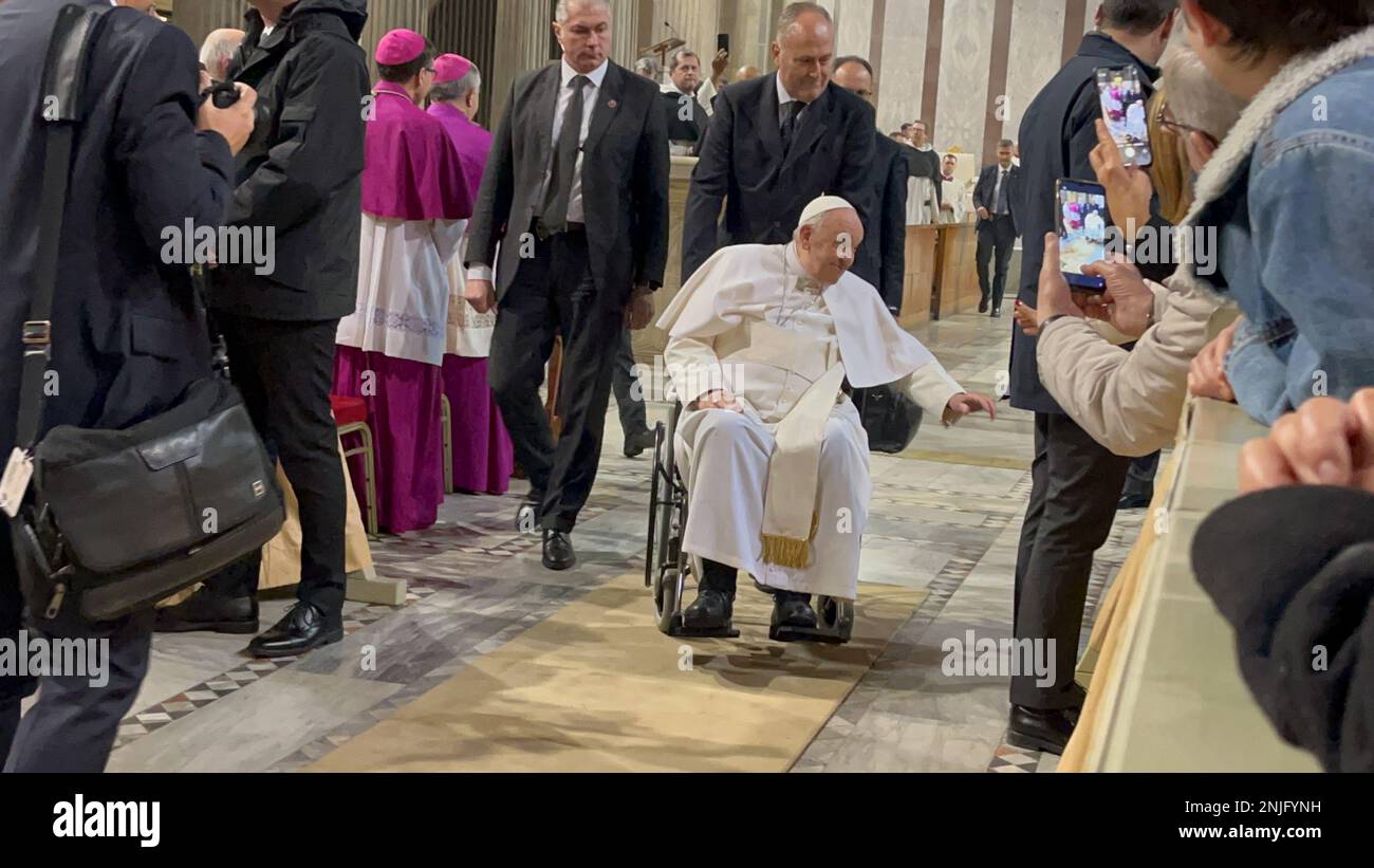 St. Petersdom, 00120 Citta del Vaticano, Vatikanstadt, 22. Februar 2023. Papst Franziskus leitet ein Ash-Wednesday-Publikum und begrüßt die Curia und die internationalen Pilger in St. Petersdom. Kredit: ©Julia Mineeva/EGBN TV News/Alamy Live News Stockfoto