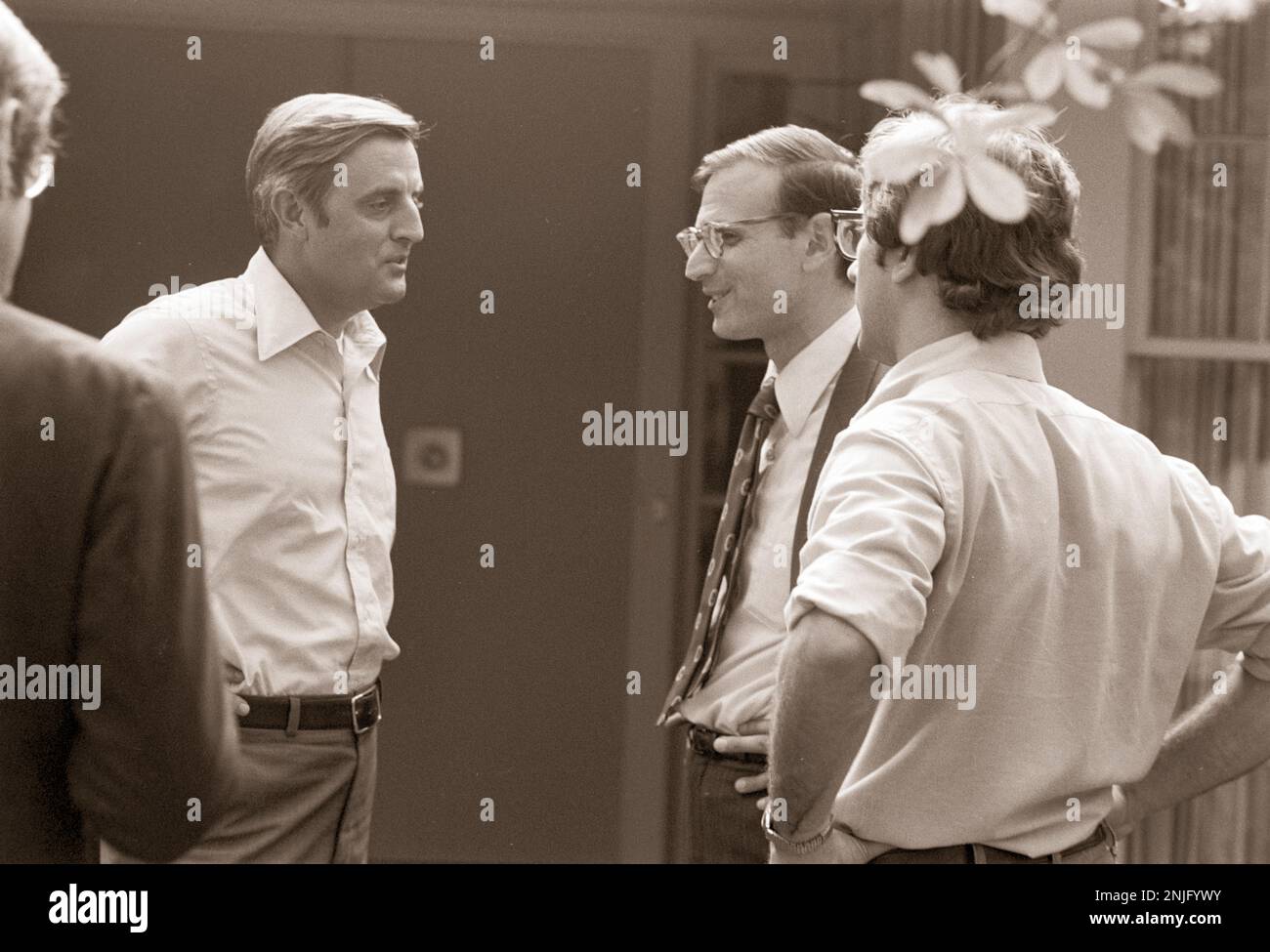Zum Präsidenten wird Jimmy Carter gewählt, zum Vizepräsidenten wird Walter Mondale mit Beratern in Carter's Plains, GA, gewählt. STUART EIZENSTAT UND WALTER MONDALE. Stockfoto