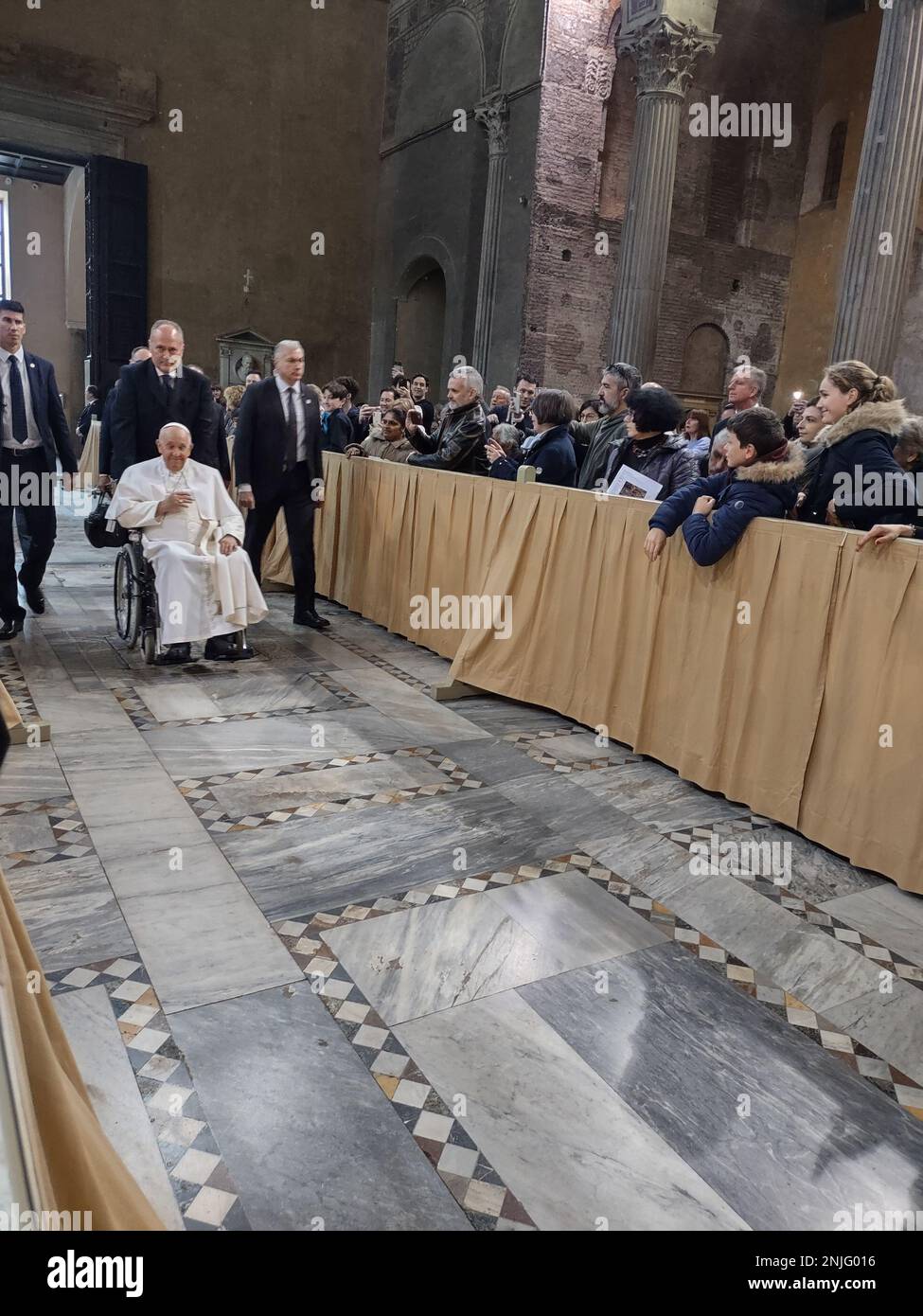 St. Petersdom, 00120 Citta del Vaticano, Vatikanstadt, 22. Februar 2023. Papst Franziskus leitet ein Ash-Wednesday-Publikum und begrüßt die Curia und die internationalen Pilger in St. Petersdom. Kredit: ©Julia Mineeva/EGBN TV News/Alamy Live News Stockfoto