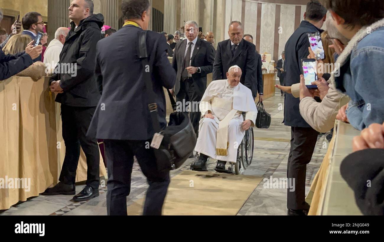 St. Petersdom, 00120 Citta del Vaticano, Vatikanstadt, 22. Februar 2023. Papst Franziskus leitet ein Ash-Wednesday-Publikum und begrüßt die Curia und die internationalen Pilger in St. Petersdom. Kredit: ©Julia Mineeva/EGBN TV News/Alamy Live News Stockfoto