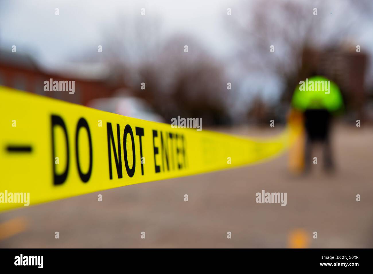 Der Wachmann hat ein Überwachungsband für die Parkplatzdurchsetzung auf dem Gästebank eingerichtet. Stockfoto
