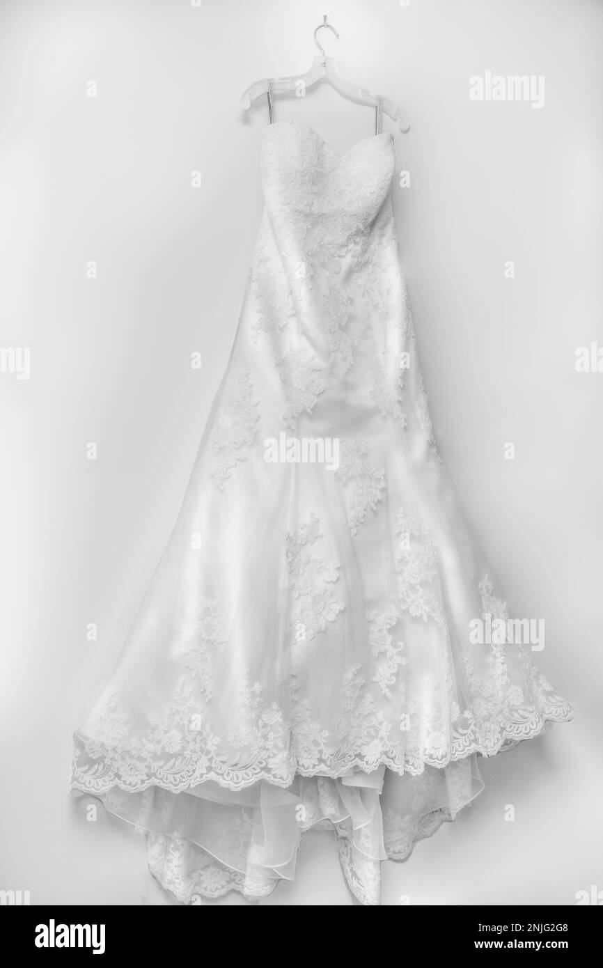 Weißes Hochzeitskleid am Kleiderbügel mit Spitzenkorsett Stockfoto