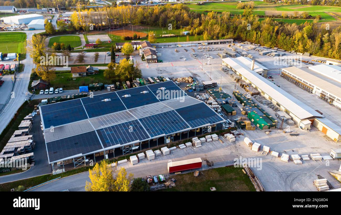 Branche mit geringem CO2-Fußabdruck. Industrielager mit Sonnenkollektoren auf dem Dach. Draufsicht Stockfoto