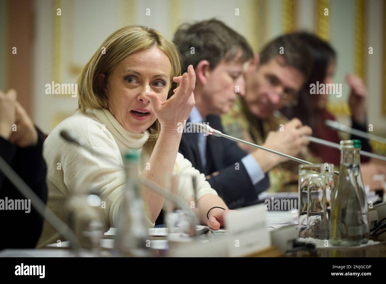 Kiew, Ukraine. 21. Februar 2023. Italienische Premierministerin Giorgia Meloni, Linke, Bemerkungen während eines erweiterten bilateralen Treffens mit dem ukrainischen Präsidenten Volodymyr Zelenskyy im Mariinsky-Palast am 21. Februar 2023 in Kiew, Ukraine. Kredit: Pool Photo/Pressestelle Des Ukrainischen Präsidenten/Alamy Live News Stockfoto