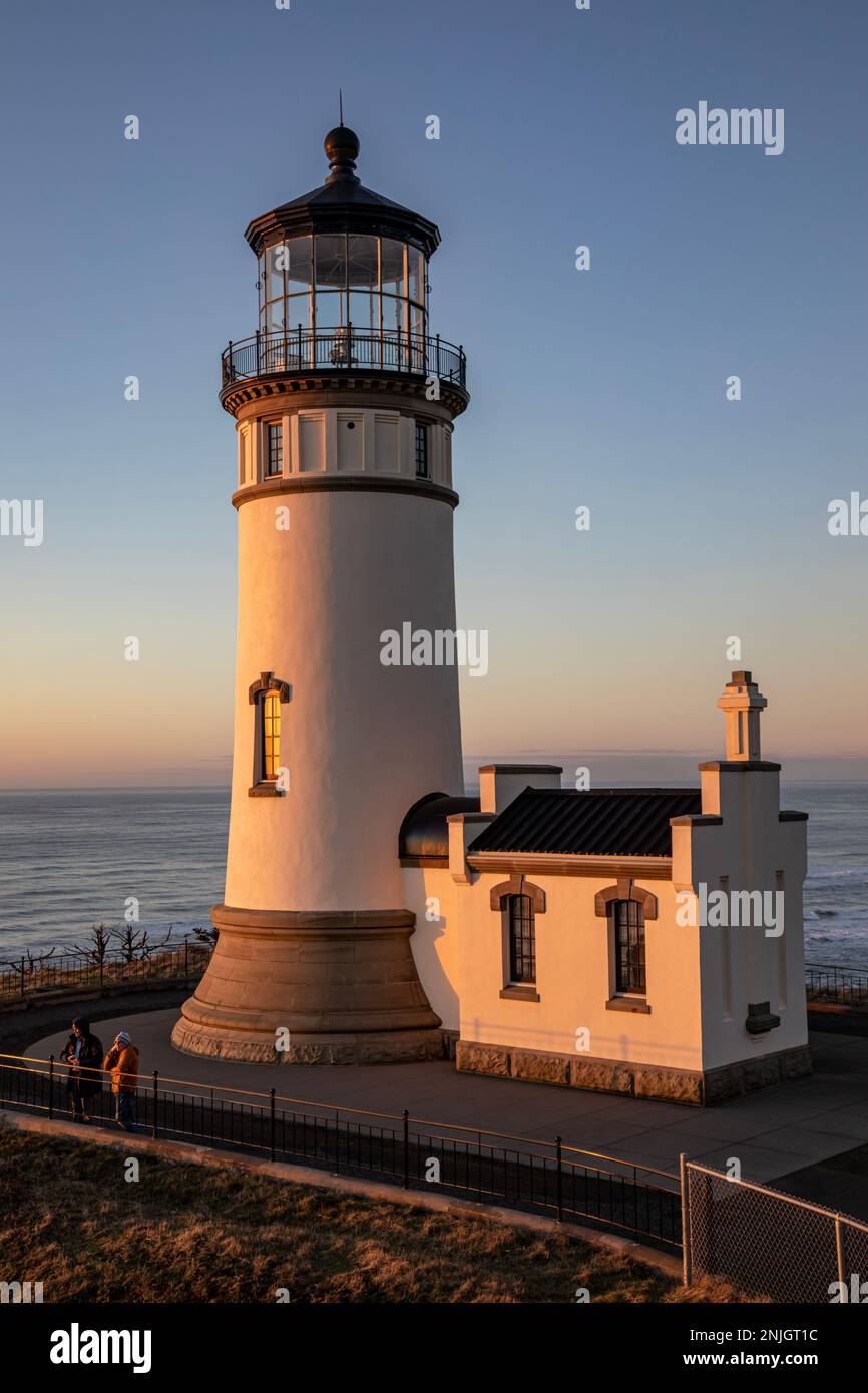 WA23034-00...WASHINGTON - North Point Lighthouse mit Blick auf den Pazifik bei Sonnenuntergang, 2 Meilen nördlich des Eingangs zum Columbia River. Stockfoto