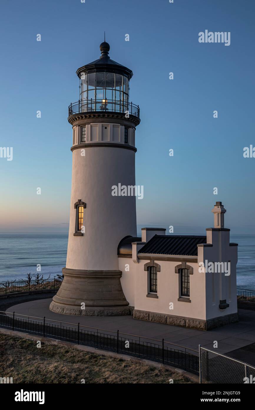 WA23039-00...WASHINGTON - North Point Lighthouse mit Blick auf den Pazifik nach Sonnenuntergang, 2 Meilen nördlich des Eingangs zum Columbia River. Stockfoto