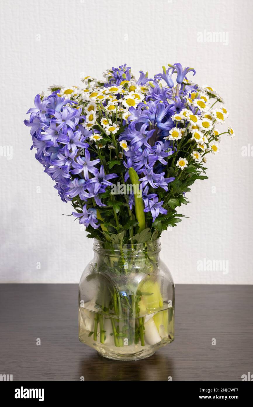 Wunderschöner Blumenstrauß in einer Vase, beleuchtet von einem Blitz  Stockfotografie - Alamy