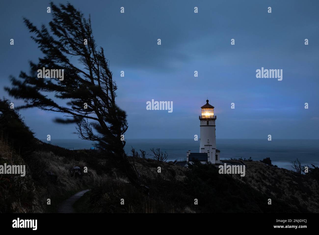WA23057-00...WASHINGTON - North Point Lighthouse an einem windigen Morgen bei Sonnenaufgang im Cape Disappointment State Park. Stockfoto
