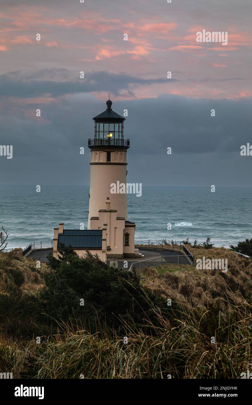 WA23059-00...WASHINGTON - Morgengrauen am North Head Lighthouse mit Blick auf den Pazifik im Cape Disappointment State Park. Stockfoto