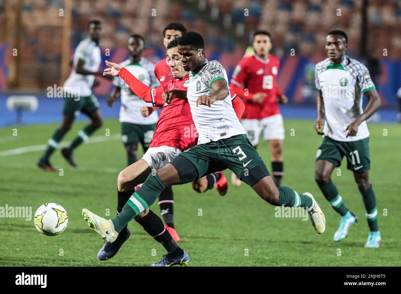 Kairo, Ägypten. 22. Februar 2023. Solomon Agbalaka (Front) von Nigeria wehrt sich während des Gruppenkampfes Zwischen Ägypten und Nigeria beim 2023 CAF (Confederation of African Football) U-20 Africa Cup of Nations in Kairo, Ägypten, 22. Februar 2023 um den Ball. Kredit: Ahmed Gomaa/Xinhua/Alamy Live News Stockfoto