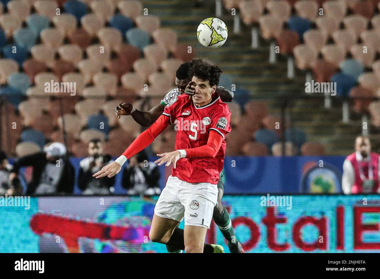 Kairo, Ägypten. 22. Februar 2023. Omar Fayed (Front) of Egypt wehrt sich um einen Titel während des Group-A-Spiels zwischen Ägypten und Nigeria beim CAF (Confederation of African Football) U-20 Africa Cup of Nations 2023 in Kairo, Ägypten, am 22. Februar 2023. Kredit: Ahmed Gomaa/Xinhua/Alamy Live News Stockfoto