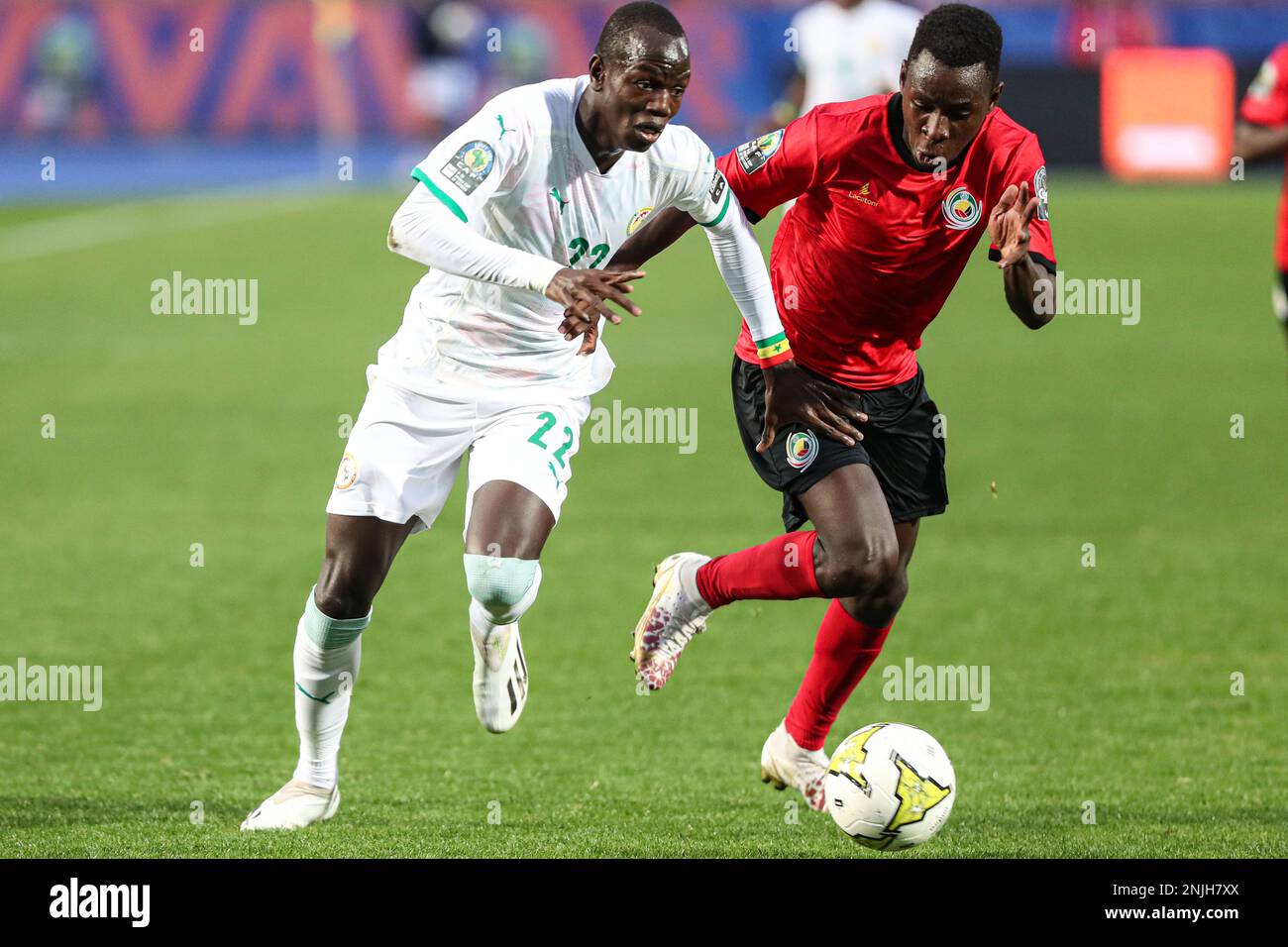 Kairo, Ägypten. 22. Februar 2023. MAME Faye (L) von Senegal tritt während der Gruppe A-Match zwischen Mosambik und Senegal beim CAF (Confederation of African Football) U-20 Africa Cup of Nations 2023 in Kairo, Ägypten, am 22. Februar 2023 an. Kredit: Ahmed Gomaa/Xinhua/Alamy Live News Stockfoto