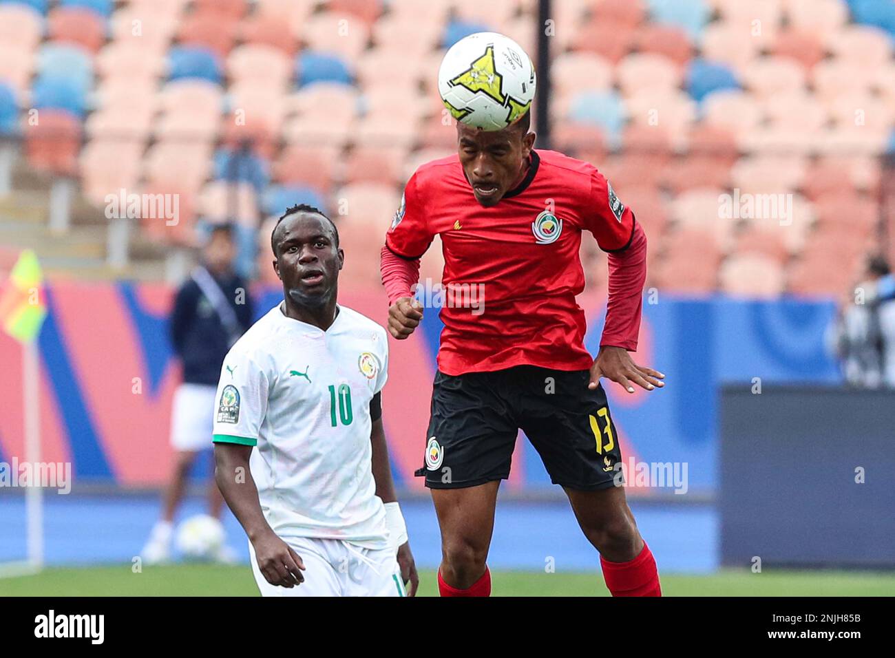 Kairo, Ägypten. 22. Februar 2023. Julio Carrelo (R) von Mosambik wetteifert um einen Titel während des Gruppen-A-Spiels zwischen Mosambik und Senegal beim 2023 CAF (Confederation of African Football) U-20 Africa Cup of Nations in Kairo, Ägypten, 22. Februar 2023. Kredit: Ahmed Gomaa/Xinhua/Alamy Live News Stockfoto