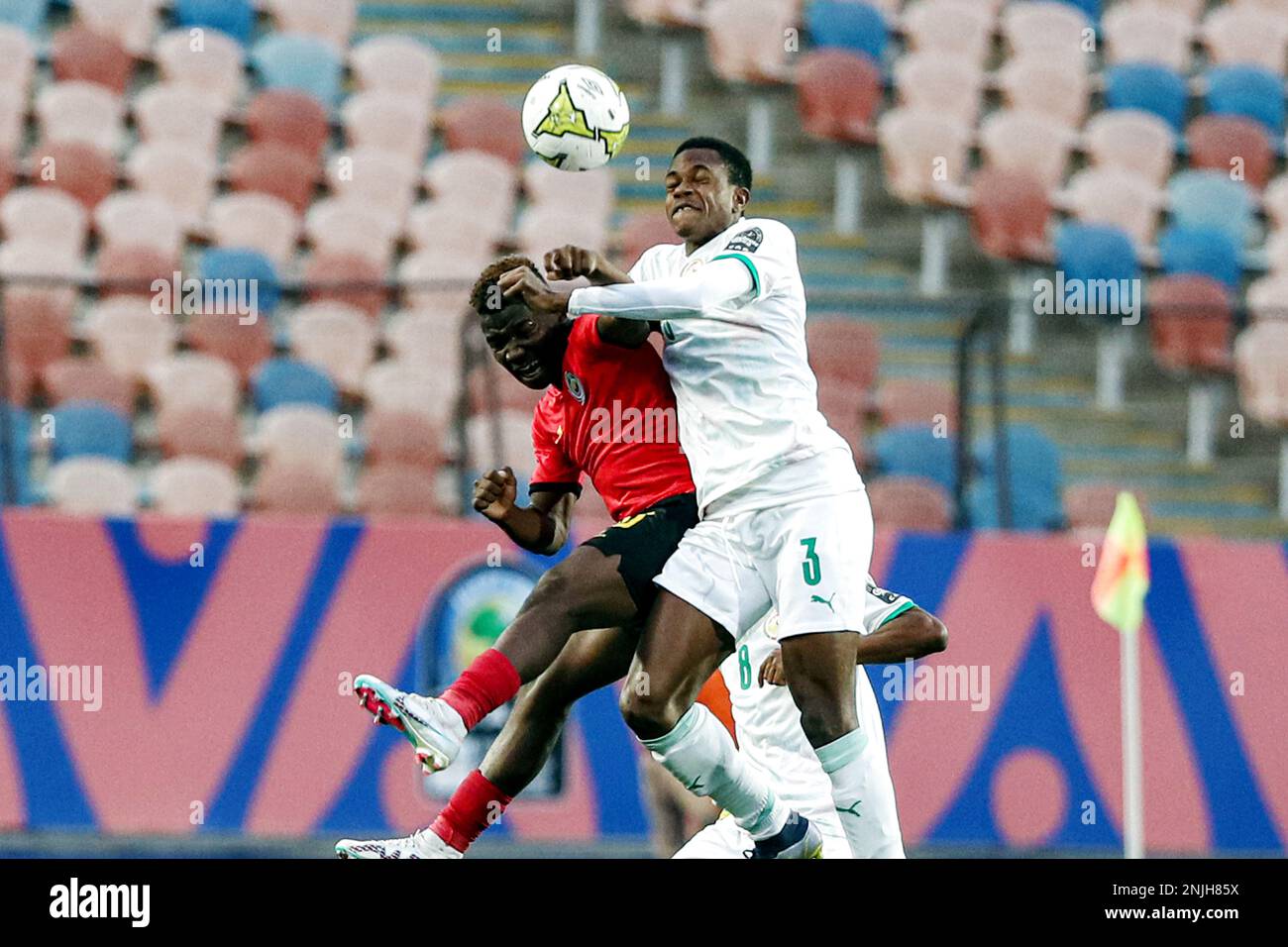 Kairo, Ägypten. 22. Februar 2023. Djibril Diarra (R) von Senegal bittet um einen Titel während des Gruppenteams A zwischen Mosambik und Senegal beim CAF (Confederation of African Football) U-20 Africa Cup of Nations 2023 in Kairo, Ägypten, 22. Februar 2023. Kredit: Ahmed Gomaa/Xinhua/Alamy Live News Stockfoto