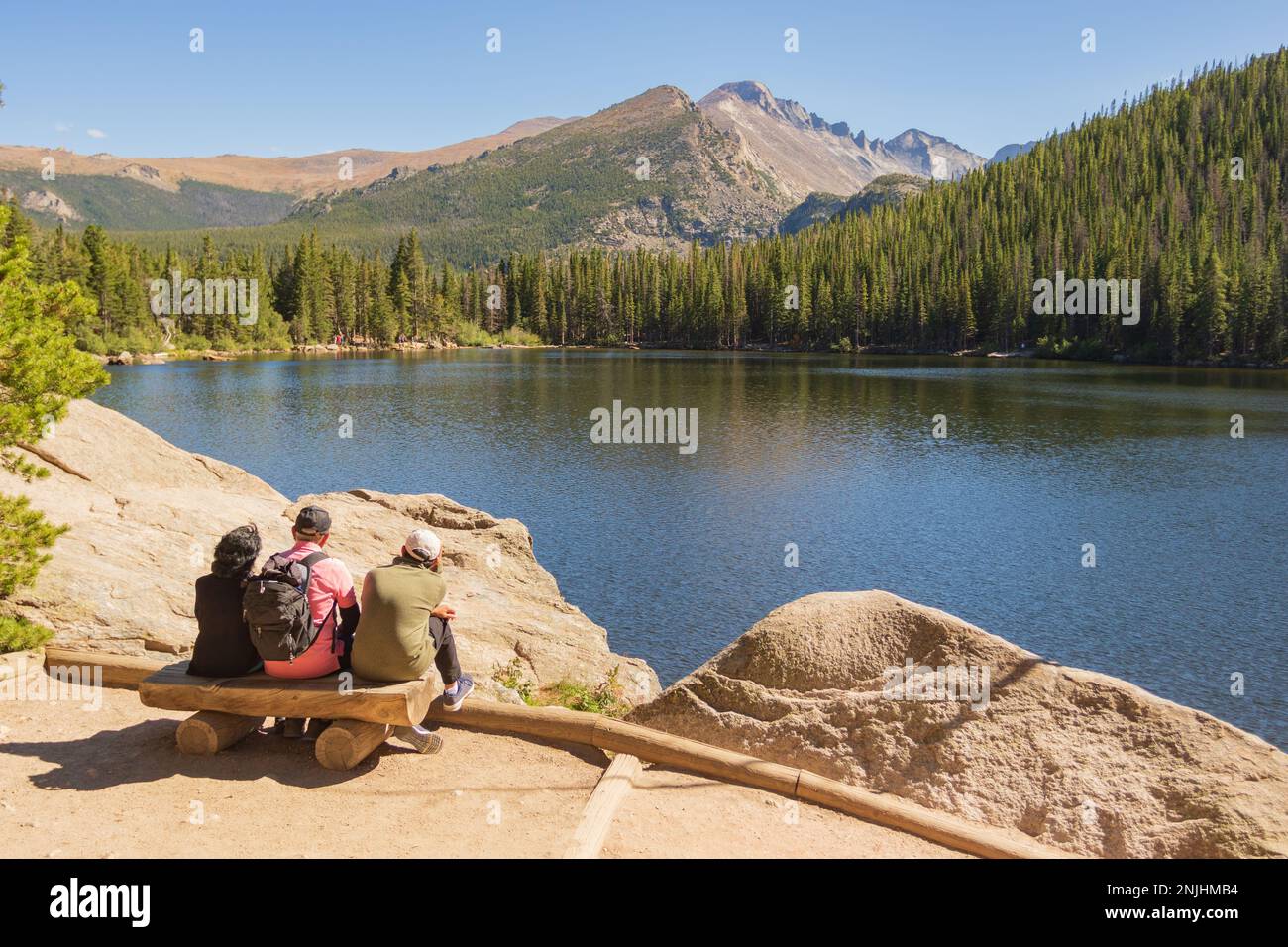 Der wunderschöne Bear Lake im Rocky Mountain National Park in Colorado ist für Familien ein muss Stockfoto