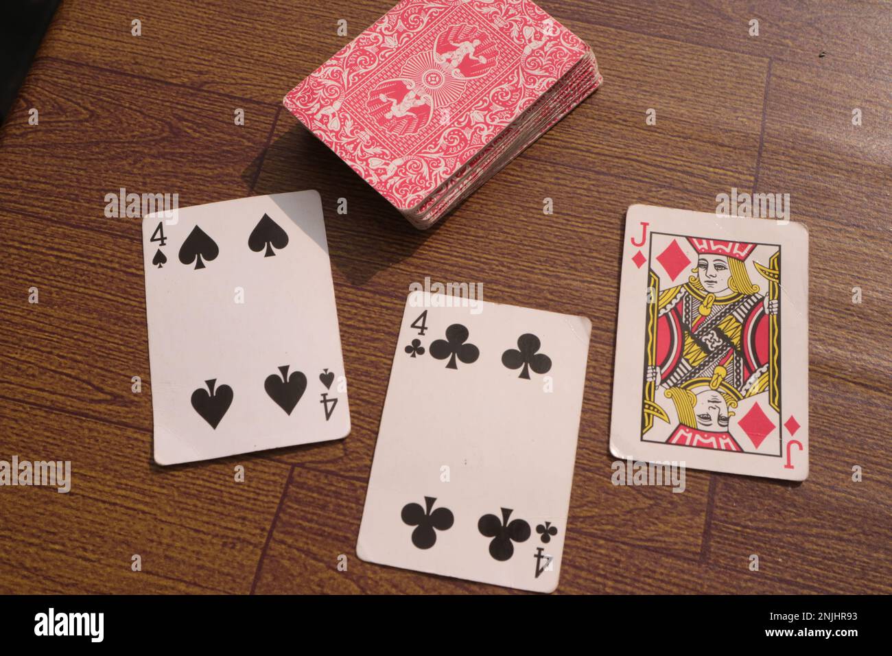 Ein Stapel Pokerkarten auf einem Holztisch Stockfoto