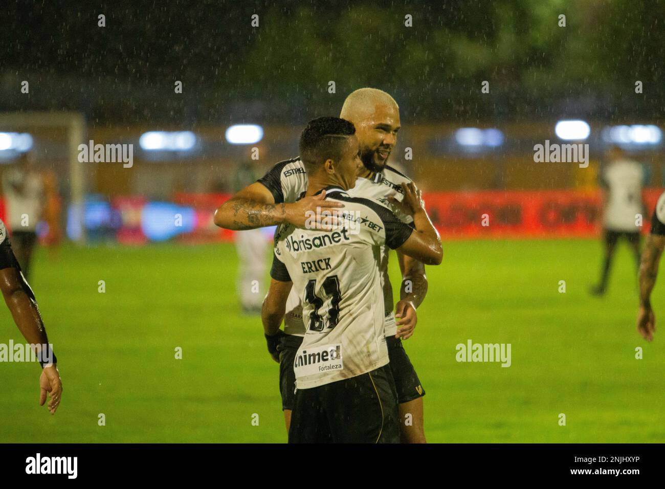 Teresina, Brasilien. 22. Februar 2023. PI - Teresina - 02/22/2023 - COPA DO NORDESTE 2023, FLUMINENSE-PI X CEARA - Erick-Spieler von Ceara feiert sein Tor mit Vitor Gabriel Spieler seines Teams während eines Spiels gegen Fluminense-PI im Lindolfo Monteiro Stadion für die Copa do Northeast 2023. Foto: Aldo Carvalho/AGIF/Sipa USA Kredit: SIPA USA/Alamy Live News Stockfoto