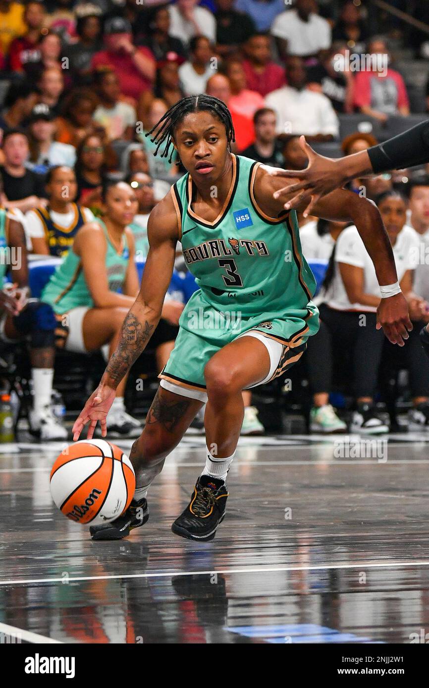 COLLEGE PARK, GA – AUGUST 12: New York guard Crystal Dangerfield (3) drives the baseline during the WNBA game between the New York Liberty and the Atlanta Dream on August 12th, 2022 at Gateway Center Arena in College Park, GA. (Photo by Rich von Biberstein/Icon Sportswire) (Icon Sportswire via AP Images) Stockfoto