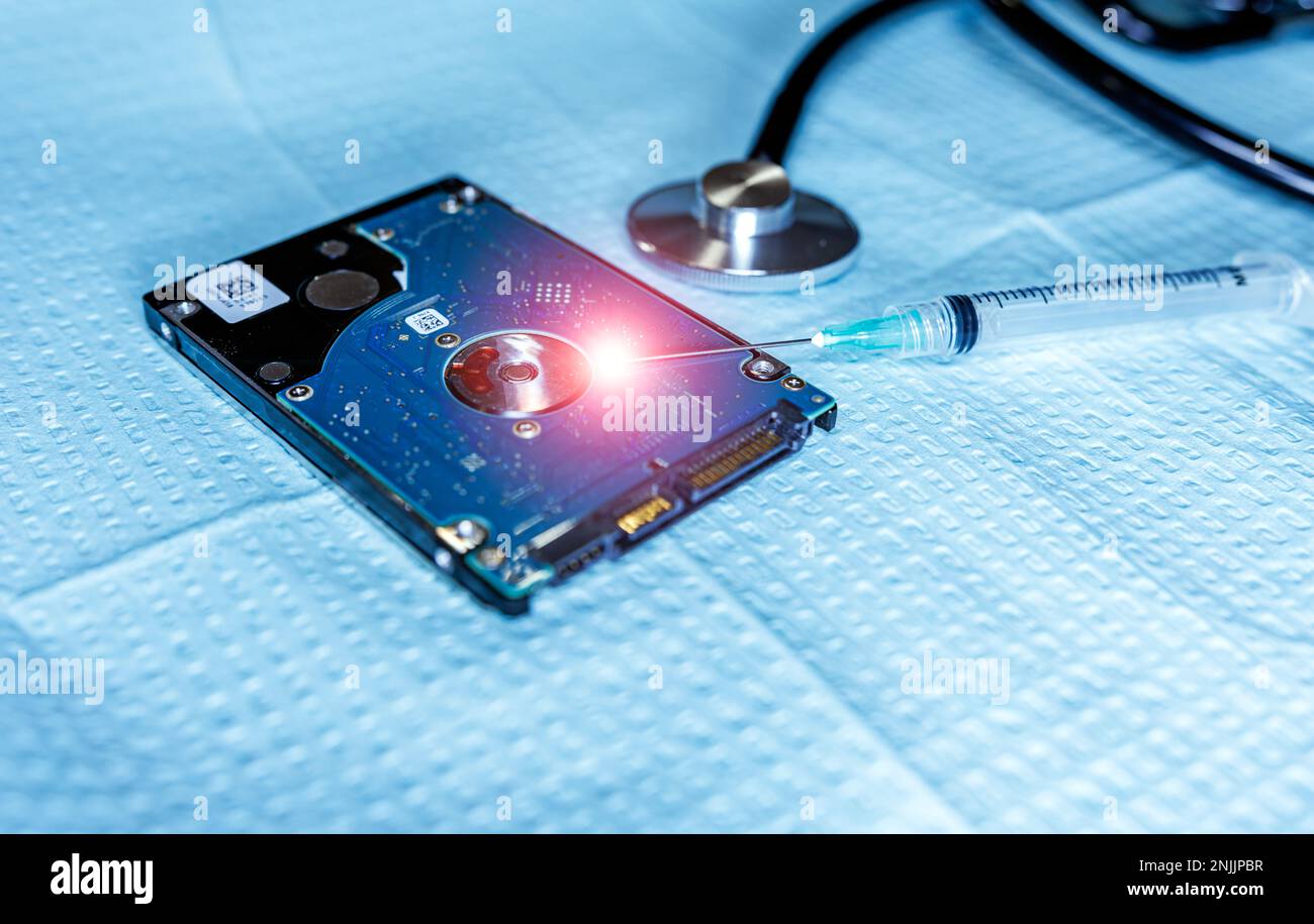 Medizinisches Tablett mit Stethoskop, Nadeln und Diskettenlaufwerk symbolisiert medizinische Technologie und Daten Stockfoto