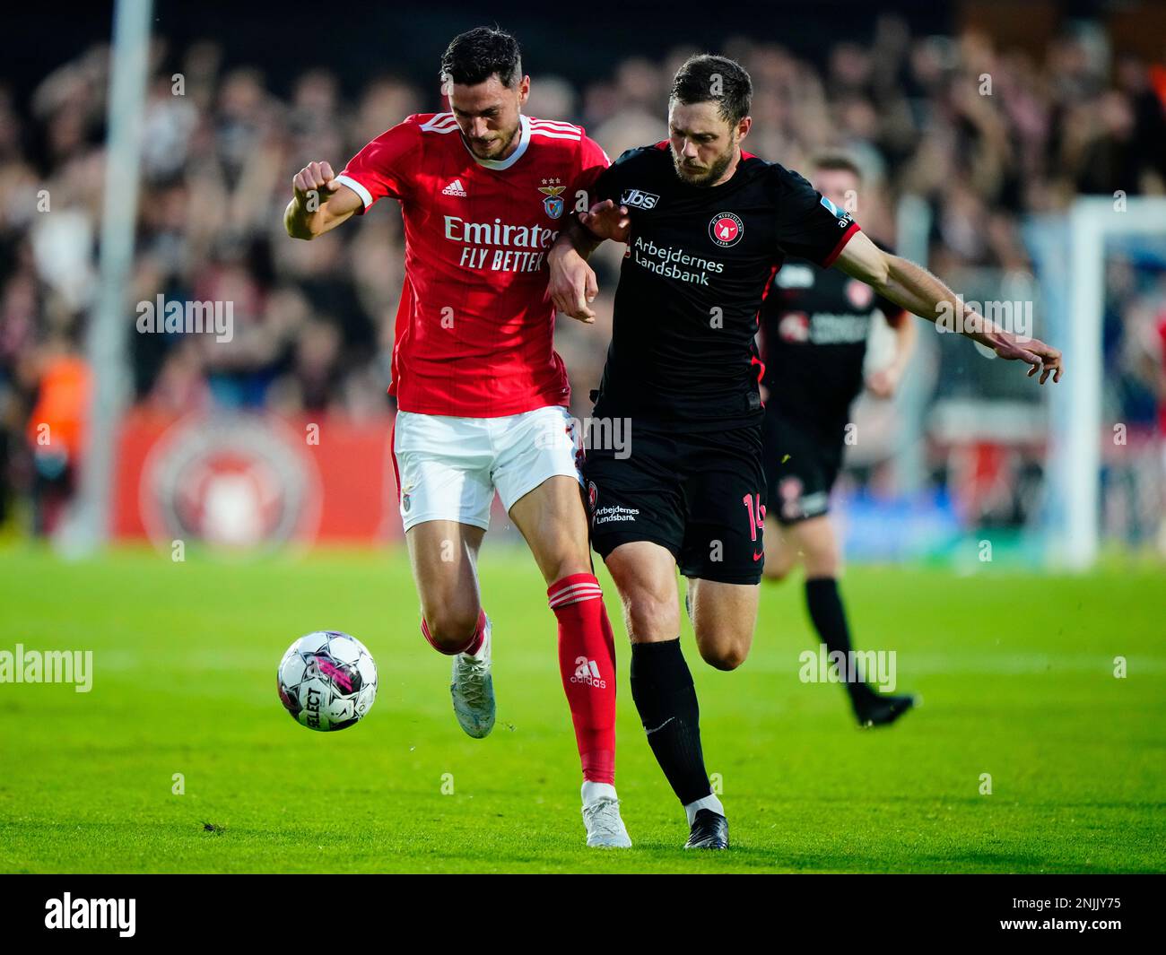 Benfica's Roman Yaremchuk, left, and Midtjylland's Henrik Dalsgaard battle for the ball during the Champions League third qualifying round second leg football match between FC Midtjylland and SL Benfica in Herning, Denmark, Tuesday Aug. 9, 2022. (Bo Amstrup/Ritzau Scanpix via AP) Stockfoto