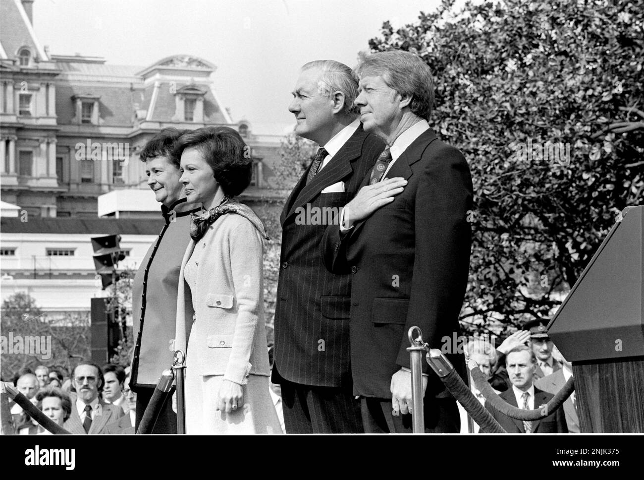 Von links nach rechts: Frau James (Audrey) Callaghan, First Lady Rosalynn Carter, Premierminister James Callaghan des Vereinigten Königreichs Großbritannien und Nordirland, Und US-Präsident Jimmy Carter, sehen Sie sich die Nationalhymne an, die während der offiziellen Ankunftszeremonie zu Ehren von PM und Frau Callaghan am 10. März 1977Credit aufgeführt wird: Benjamin E. 'Gene' Forte/CNP/Sipa USA Credit: SIPA USA/Alamy Live News Stockfoto