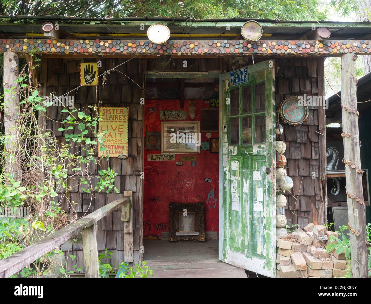 Das Köderhaus von Schwester Claire und die Außenfassade des Abita Mystery House oder UCM Museum in Abita Springs, Louisiana. Stockfoto
