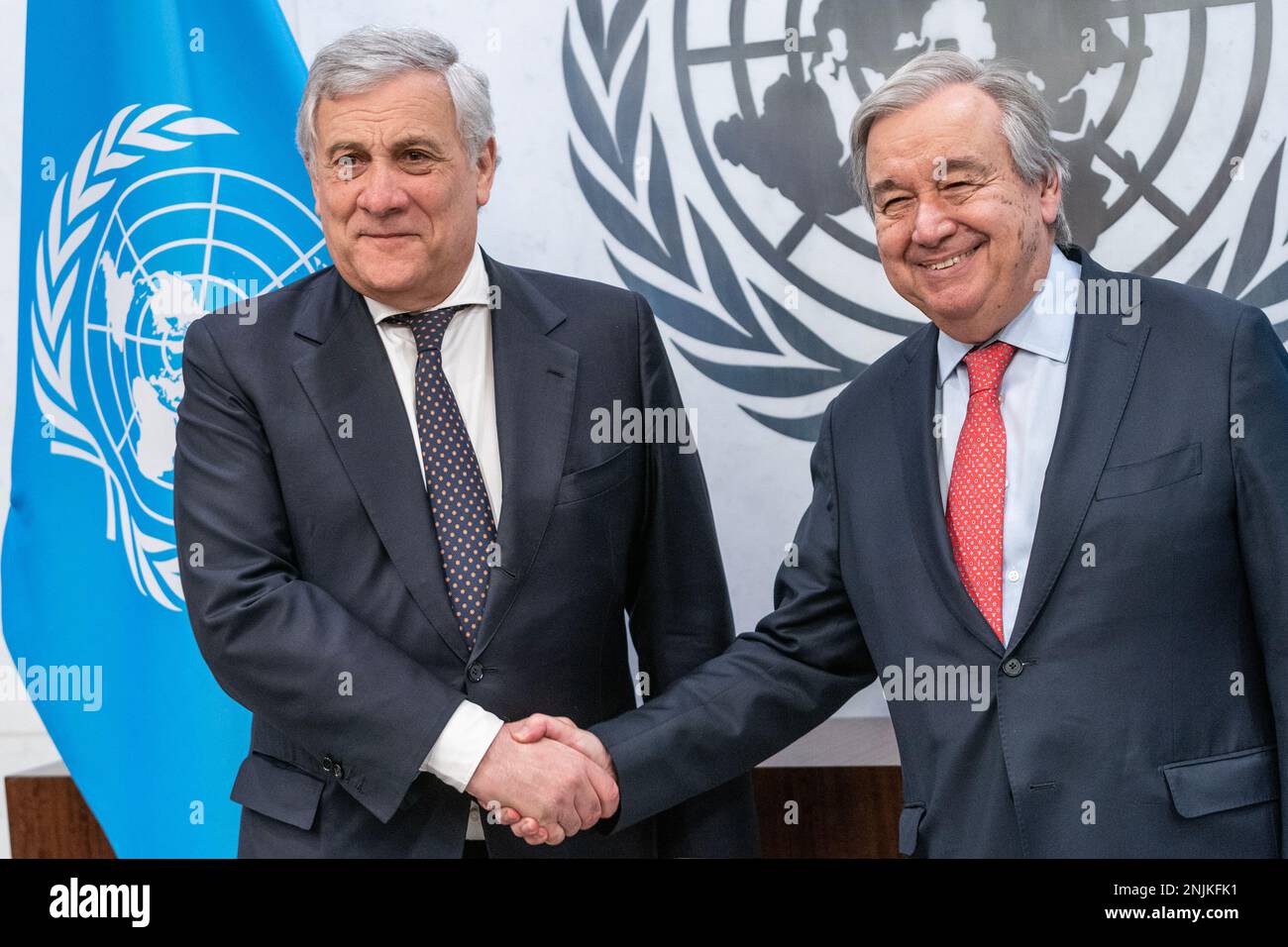 Generalsekretär Antonio Guterres trifft sich am 22. Februar 2023 am Sitz der Vereinten Nationen in New York mit dem stellvertretenden Ministerpräsidenten und Minister für auswärtige Angelegenheiten und internationale Zusammenarbeit Italiens Antonio Tajani Stockfoto