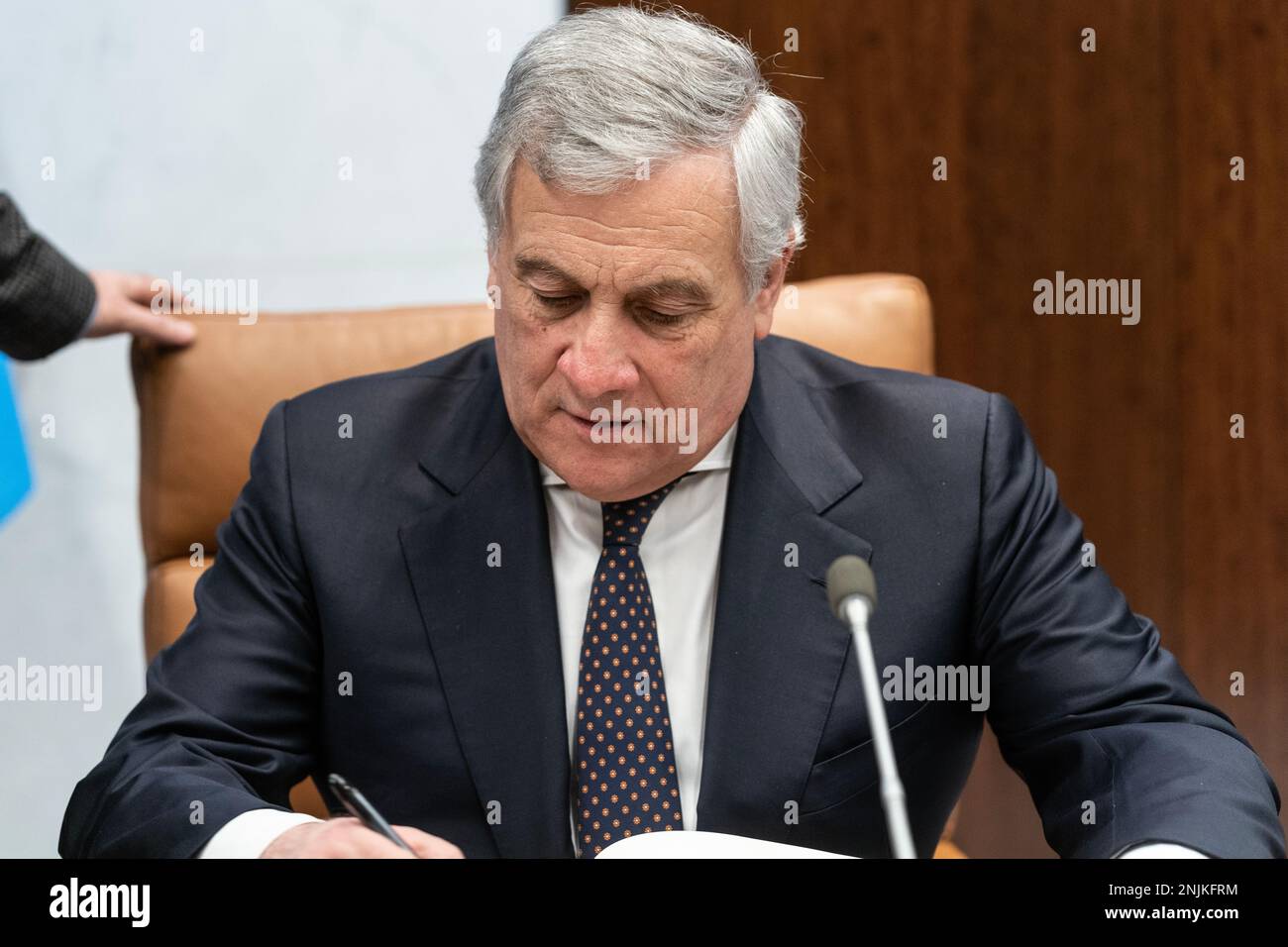 Generalsekretär Antonio Guterres trifft sich am 22. Februar 2023 am Sitz der Vereinten Nationen in New York mit dem stellvertretenden Ministerpräsidenten und Minister für auswärtige Angelegenheiten und internationale Zusammenarbeit Italiens Antonio Tajani Stockfoto