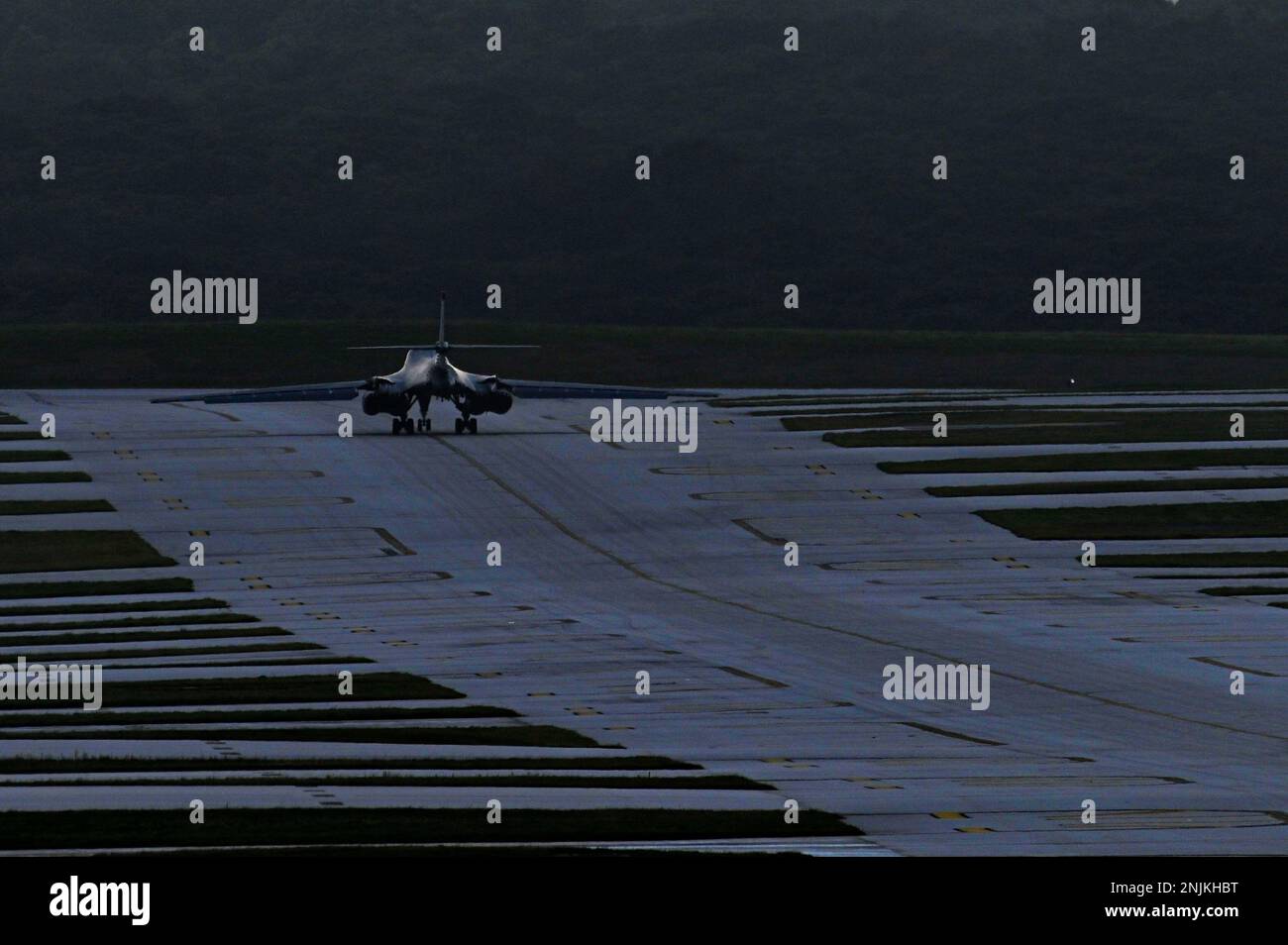 EIN US-AMERIKANISCHER Air Force B-1B Lancer, dem 34. Expeditionsgeschwader zugeteilt, bereitet sich auf den Flug vom Andersen Air Force Base, Guam, vor, um eine Bomber Task Force-Mission am 17. Februar 2023 zu unterstützen. Bomber Task Force-Missionen tragen zur gemeinsamen Truppenletalität und zur Abschreckung von Aggressionen im Indo-Pazifik bei, indem sie die USA demonstrieren Die Fähigkeit der Luftwaffe, jederzeit und überall in der Welt zur Unterstützung der nationalen Verteidigungsstrategie tätig zu sein. (USA Air Force Foto von Staff Sgt. Ericka A. Woolever) Stockfoto