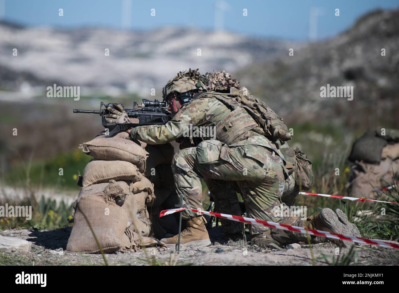 EIN US-AMERIKANISCHER Fallschirmjäger des 2. Bataillons, 503. Luftwaffenregiment, 173. Luftwaffenbrigade, beobachtet ein Ziel auf einer Reichweite in Larnaca, Zypern, 17. Februar 2023, als Teil der Übung Silver Falcon 23. Silver Falcon 23 ist eine bilaterale Übung zwischen den Vereinigten Staaten und Zypern, die darauf abzielt, die Interoperabilität zwischen den Militärs beider Nationen zu verbessern, um sicherzustellen, dass sie auf alle Notfälle vorbereitet sind, insbesondere solche, die Krisenreaktionen und nichtkombattante Evakuierungseinsätze beinhalten. Die 173. Brigade ist die USA Die Noteinsatztruppe der Armee in Europa Stockfoto