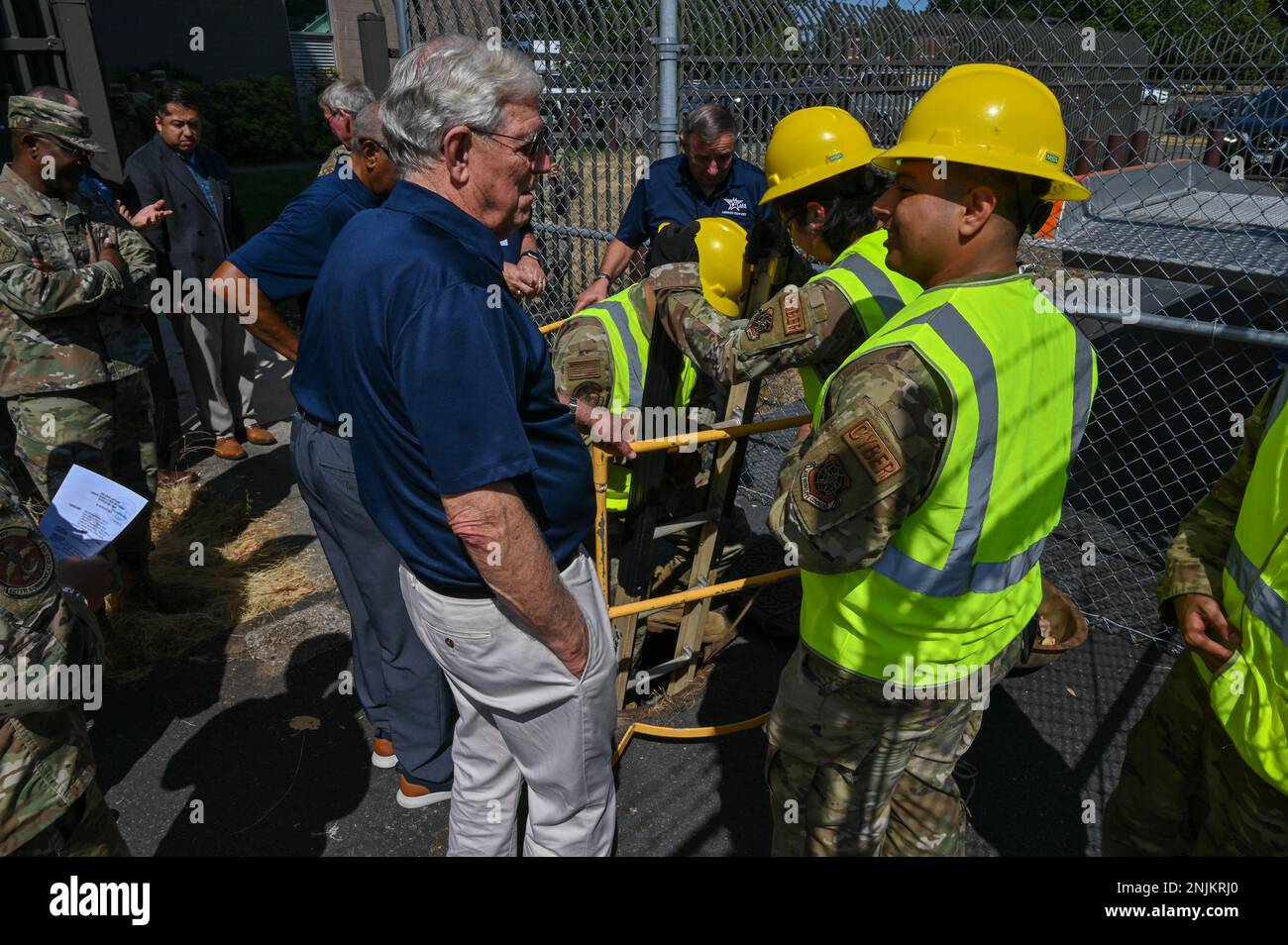 US-Rentner Air Force General Richard Myers, ehemaliger Vorsitzender des gemeinsamen Stabschefs, arbeitet mit Technikern für Kabelantennensysteme der 627. Communications Squadron während der Legends Tour der Air & Space Forces Association auf der Joint Base Lewis-McChord, Washington, am 8. August 2022 zusammen. Die AFA Legends Tour zielt darauf ab, mit den Flugzeugen zu kommunizieren und offene Gespräche mit der ehemaligen Air Force-Führungsebene zu fördern. Stockfoto