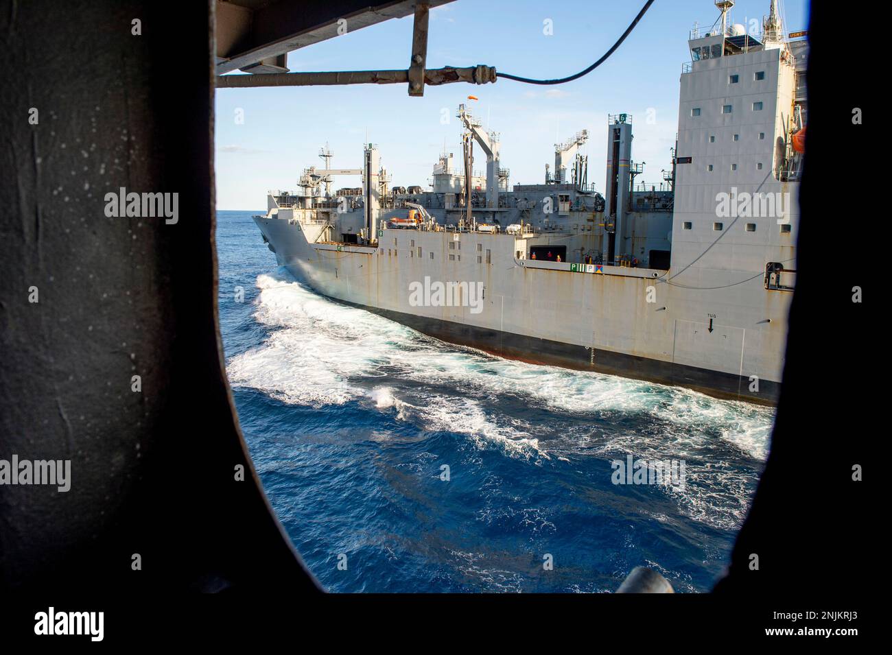 230207-N-FE499-1007 ATLANTISCHER OZEAN (7. Februar 2023) das Trockenfracht- und Munitionsschiff USNS Medgar Evers (T-AKE 13) fährt während einer Munitionsladung neben dem Flugzeugträger der Nimitz-Klasse USS Dwight D. Eisenhower (CVN 69). IKE führt derzeit im Rahmen seiner maßgeschneiderten Grundphase vor dem Einsatz Munition Onload, Cockpit-Zertifizierung und Luftflügelqualifizierung durch. (USA Marinebild von Mass Communication Specialist 2. Class Asheka Lawrence-Reid/veröffentlicht) Stockfoto