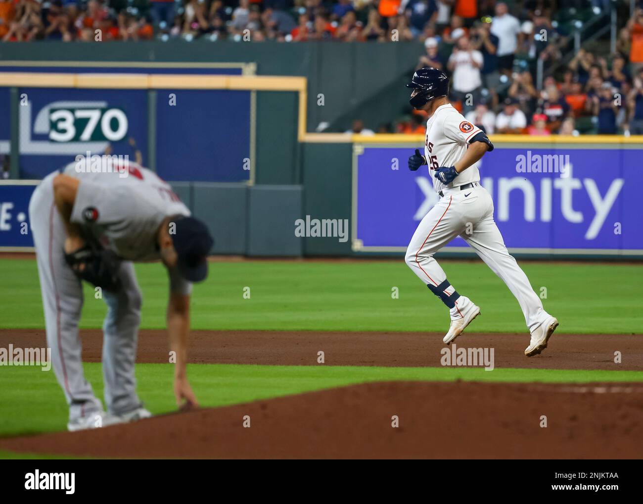 HOUSTON, TX - AUGUST 03: Houston Astros first baseman Trey Mancini (26) hits a two-run home run in the bottom of the second inning during the MLB game between the Boston Red Sox and Houston Astros on August 3, 2022 at Minute Maid Park in Houston, Texas. (Photo by Leslie Plaza Johnson/Icon Sportswire) (Icon Sportswire via AP Images) Stockfoto
