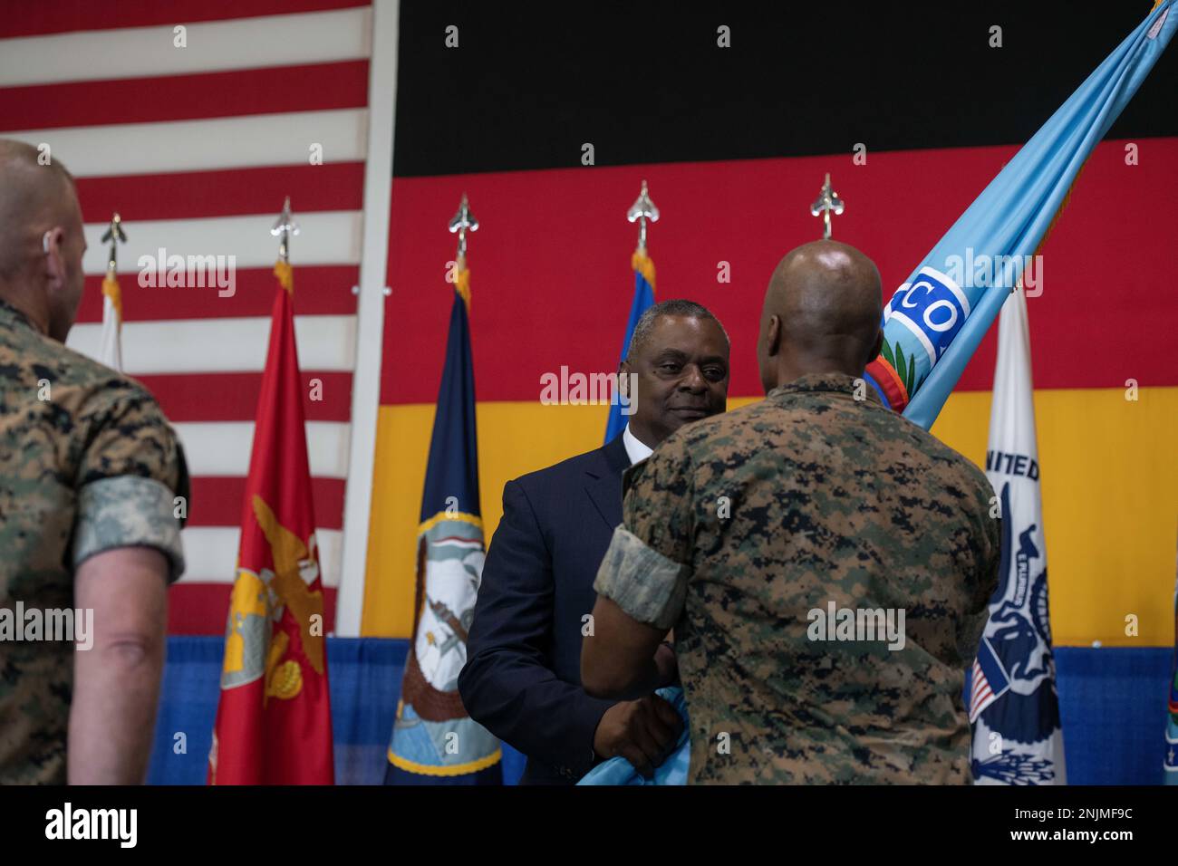 Verteidigungsminister Lloyd J. Austin III gibt den Leitfaden an die USA weiter Marine Corps Gen Michael Langley, Commander, USA Afrika-Kommando, Kelley Barracks, USA Armee Garrison Stuttgart, 09. August 2022. General Langley übernahm das Kommando über AFRICOM auf US Armeegeneral Stephen Townsend geht in Rente. (DoD-Foto von US Air Force Staff Sgt. Julian W. Kemper). Stockfoto