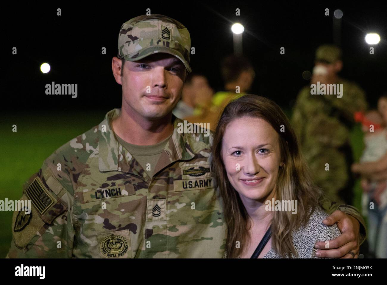 USA Army Sgt. 1. Klasse Ian Lynch, zugewiesen zum 2. Bataillon, 7. Infanterie-Regiment, 1. Panzerbrigade-Kampfteam, 3. Infanterie-Division, trifft sich mit seiner Familie während einer von mehreren Willkommenszeremonien in Fort Stewart, Georgia, 9. August 2022. Die Zeremonie fand im Cottrell Field statt, um die Verlegung der Brigade nach einem sechsmonatigen Einsatz im Grafenwoehr-Trainingsgebiet in Deutschland zu feiern. Stockfoto