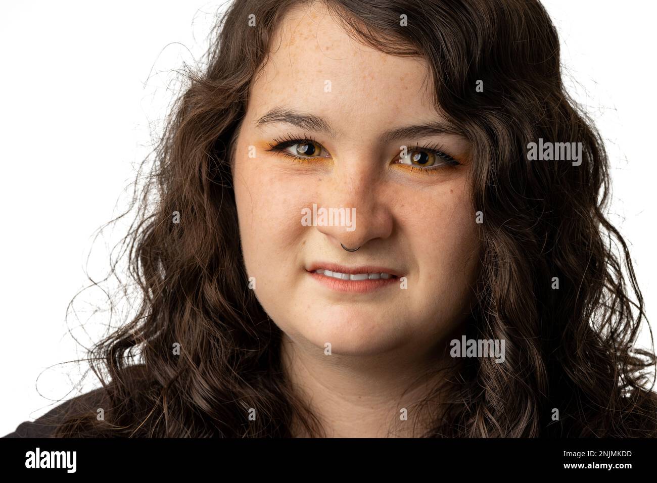 Eine Frau, die ihre Nase unsympathisch aufdreht, auf weißem Hintergrund Stockfoto