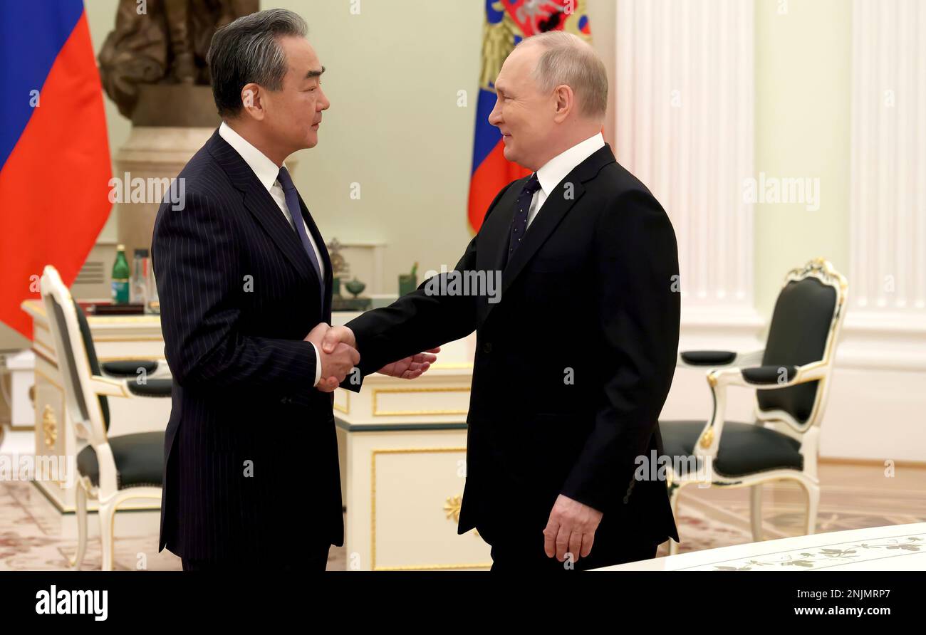 Russischer Präsident Wladimir Putin bei einem Treffen mit dem Mitglied des Politischen Büros des Zentralkomitees der Kommunistischen Partei Chinas Wang Yi. Foto : Das Russische Präsidialamt Stockfoto